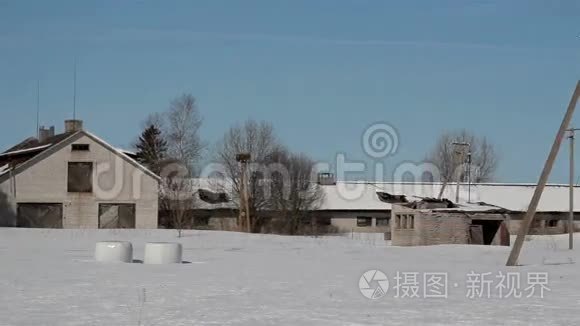 仓库和空地被雪覆盖视频