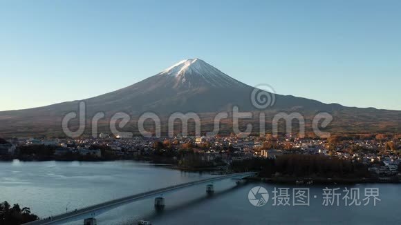 山的空中景色。 黎明时分的富士和川川子湖