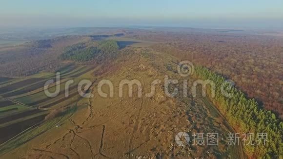 山地地形和森林的空中景观视频