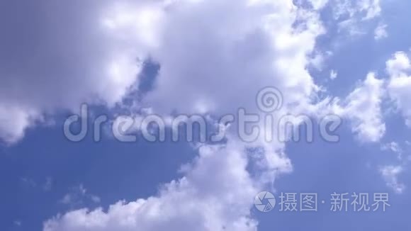 晴天晴朗的天空中柔和的白云视频