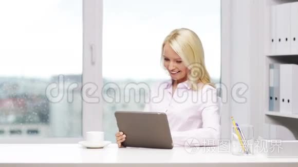 带平板电脑和咖啡的微笑女秘书视频