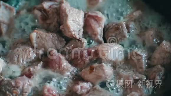 带血和香料的肉片在锅里炒视频