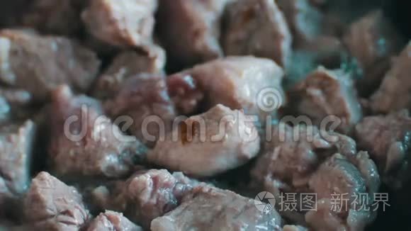 带血和香料的肉片在锅里炒视频