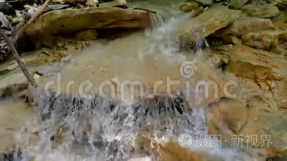 带有岩石的小自然山河.. 山中的河流野生动物美丽的景观