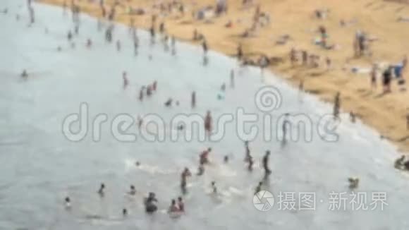 不明身份的人在海里游泳视频