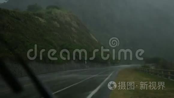 有刮风器的车内大雨视频