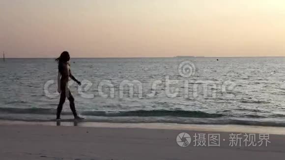 在海洋中与夕阳相映的女人剪影视频