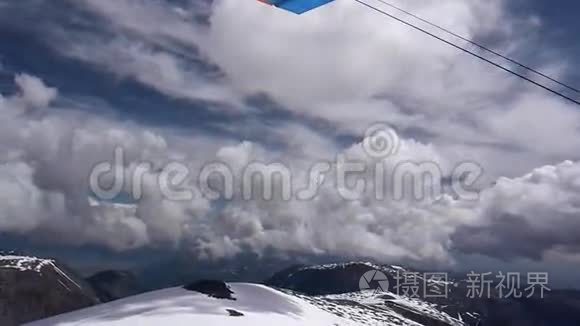 空中观景高山飞云躺在岩石上视频