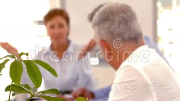 临时女商人在会议上发言