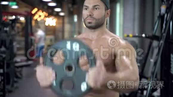 年轻的肌肉男在健身房锻炼体重视频