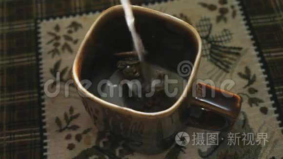 一瓶淡啤酒装满了桌上的啤酒杯视频