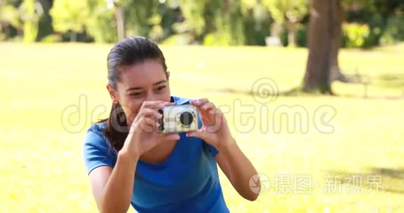 年轻女子看显微镜幻灯片的综合图像