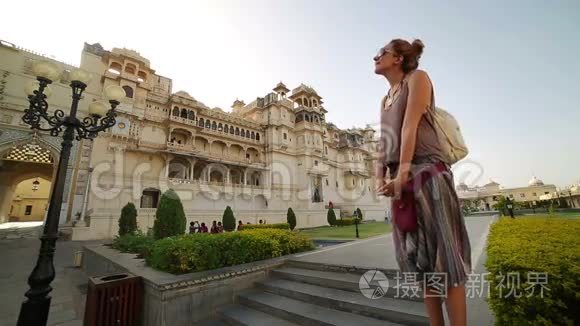 女游客在乌达普尔宫视频