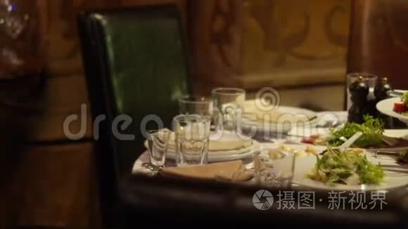 餐厅的餐桌上提供宴会晚餐视频