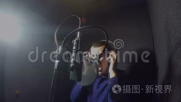 男歌手在录音棚演唱歌曲视频
