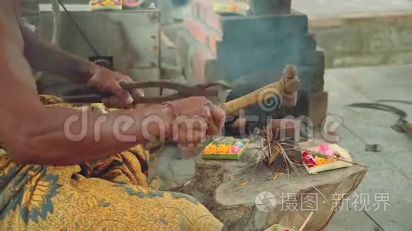 巴厘岛铁匠制造工具的传统方式视频