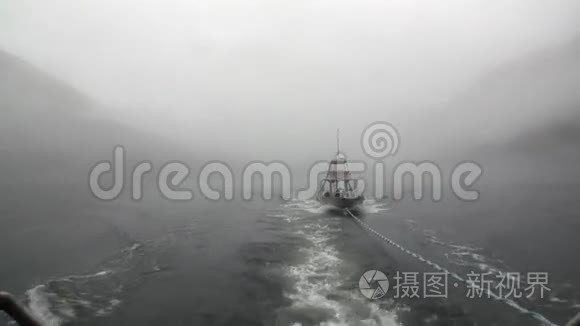 船拖在雾中的太平洋水在背景山脉阿拉斯加。