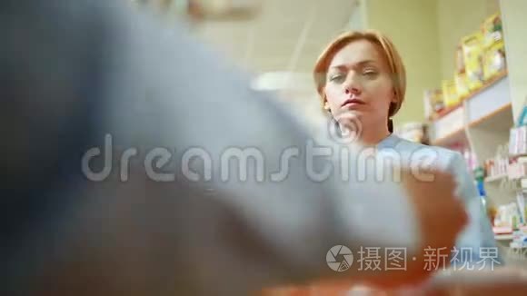 女药剂师站在药房柜台视频