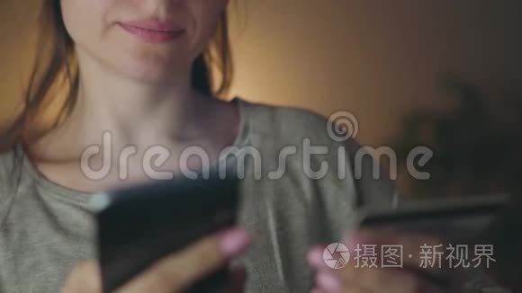 女人在家里用信用卡和智能手机在线支付