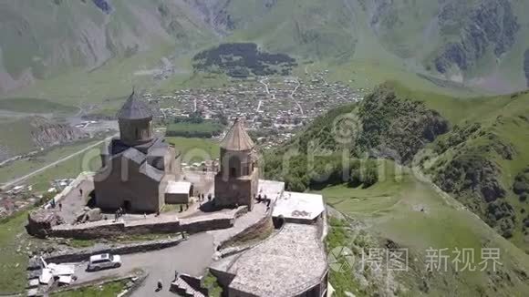 在Kazbegi山下的格鲁吉亚Gergeti村附近的Gergeti Trinity教堂的空中景观