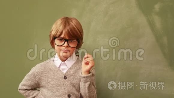可爱的小学生假装是老师视频