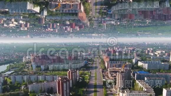 鸟瞰莫斯科市区在夏季阳光明媚的一天，俄罗斯，镜面地平线效果。 媒体。 美丽的风景