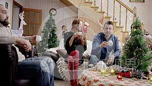 家人在圣诞晚会上喝茶聊天