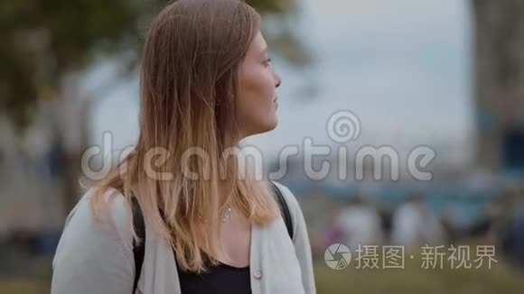 去伦敦旅行的年轻美女视频