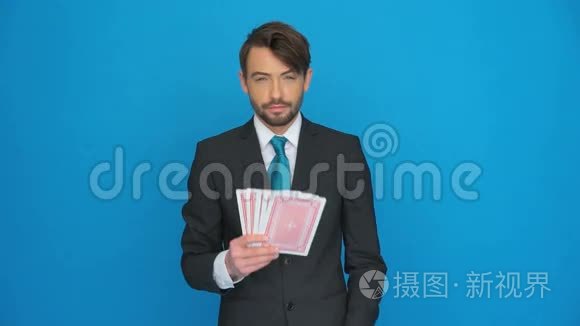 英俊的商人拿着扑克牌