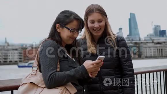 两个女朋友去伦敦观光旅行视频