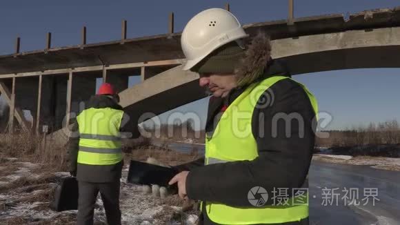 桥附近有平板电脑的工程师视频