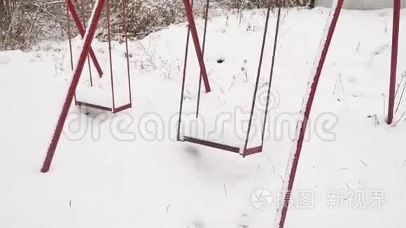冬雪中操场上的旧秋千视频