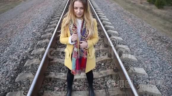 穿红鞋的女孩走在铁轨上。