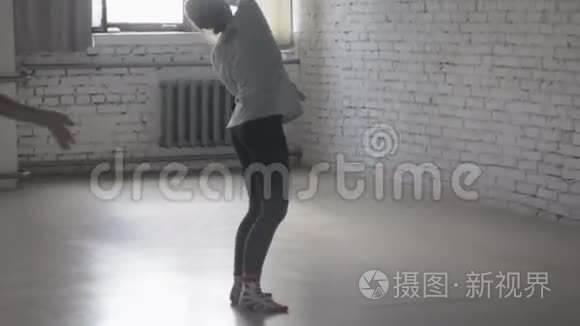 有魅力的年轻女孩学习新舞蹈视频