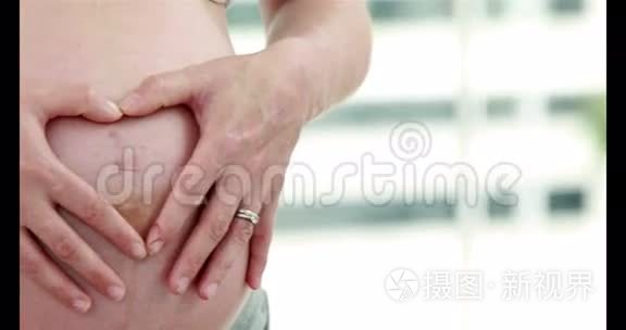 孕妇把手放在肚子上做心脏手术视频
