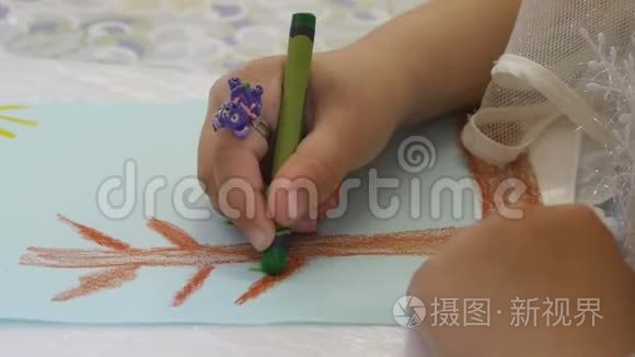 孩子们在幼儿园里描绘大自然