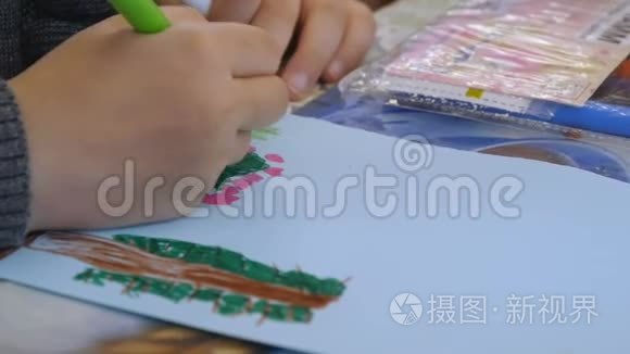 孩子们在幼儿园里描绘大自然视频