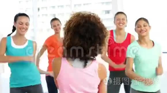 在健身室领导尊巴班的漂亮教练视频