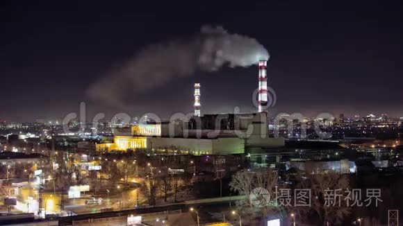 夜间城市工厂烟的时间流逝视频