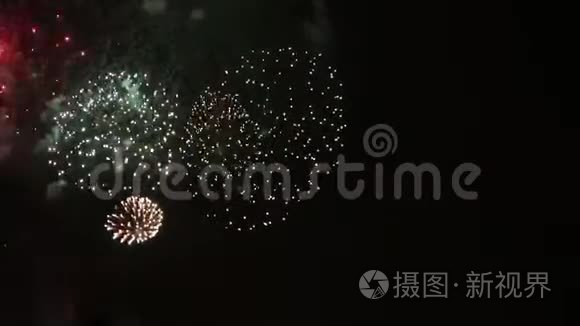 夜空上密集的五颜六色的烟花。 假日放松时间带烟火表演.. 鲜艳的烟花