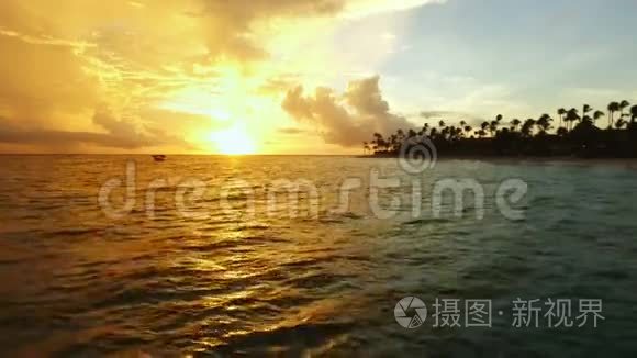 照相机沿着海岸飞过大海视频