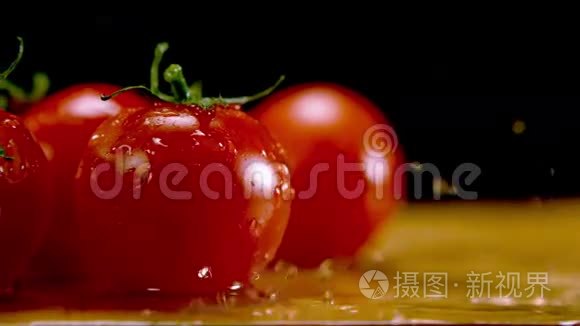 泼在西红柿上的水视频