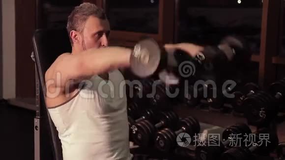 一个人在健身房用哑铃做运动视频