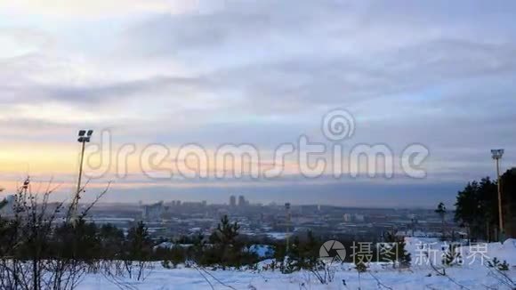 日落时分的城市。 埃卡捷琳堡。 时间流逝。 照相机