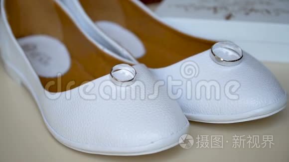白色新娘鞋和新娘配饰视频