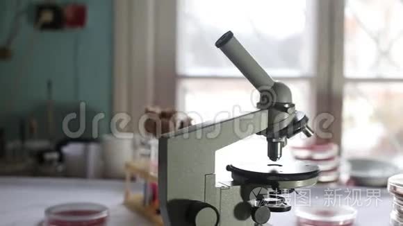 医院医学实验室的显微镜视频