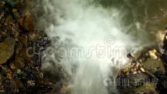 在岩石上流过的森林溪流的淡水