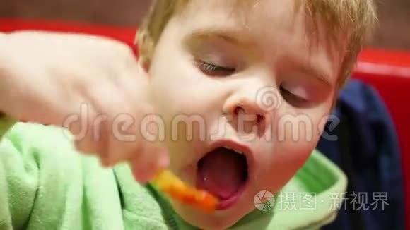 这孩子在快餐店吃炸土豆视频