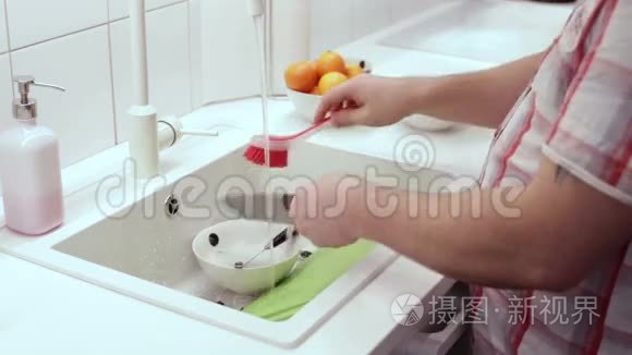 男人正在洗手池里洗碗视频