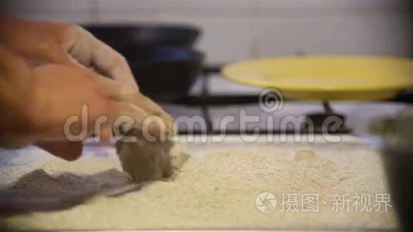 面包师用手揉面团在桌子上视频